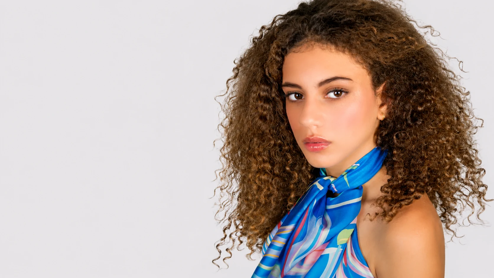 Foulard di seta NinaMoire blu annodato al collo